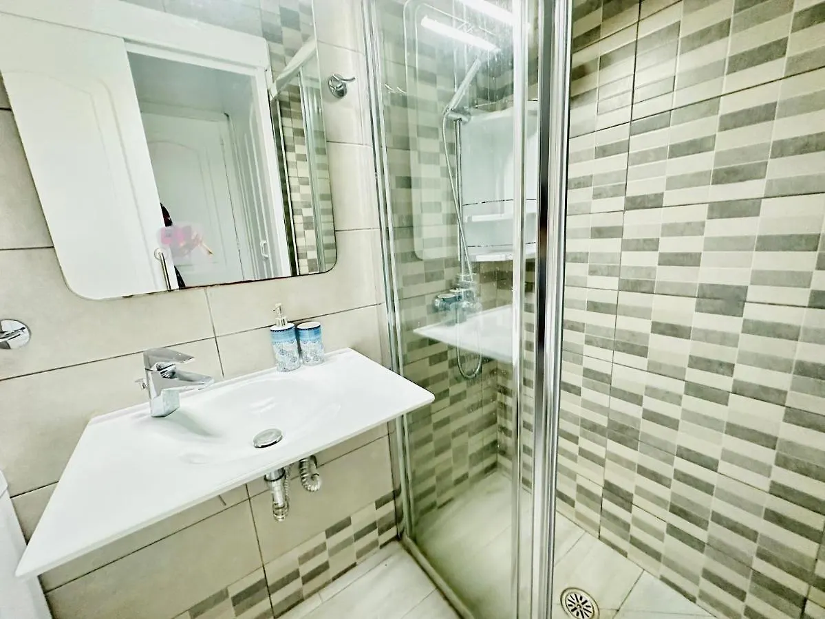 Playa Del Cura - Spacious Beachside Apartment