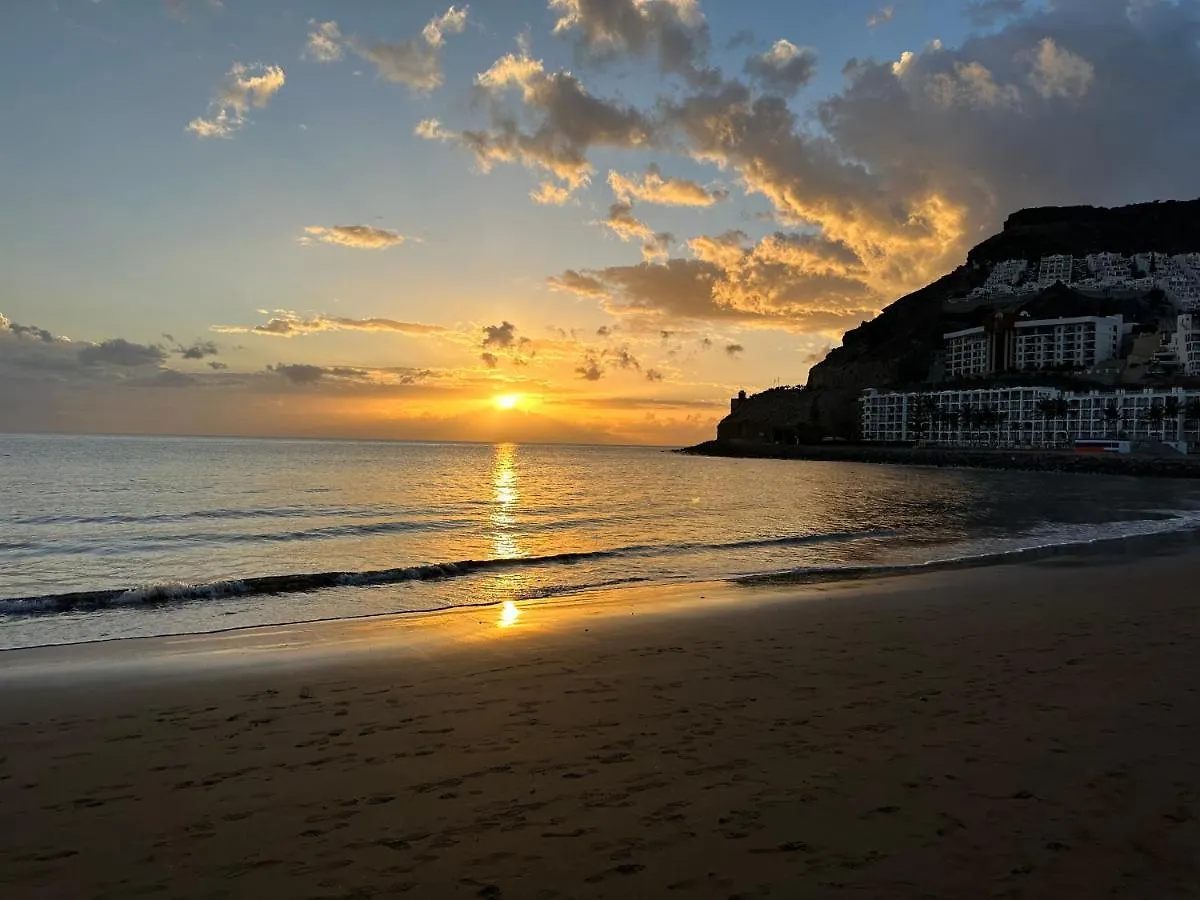 Playa Del Cura - Spacious Beachside Apartment